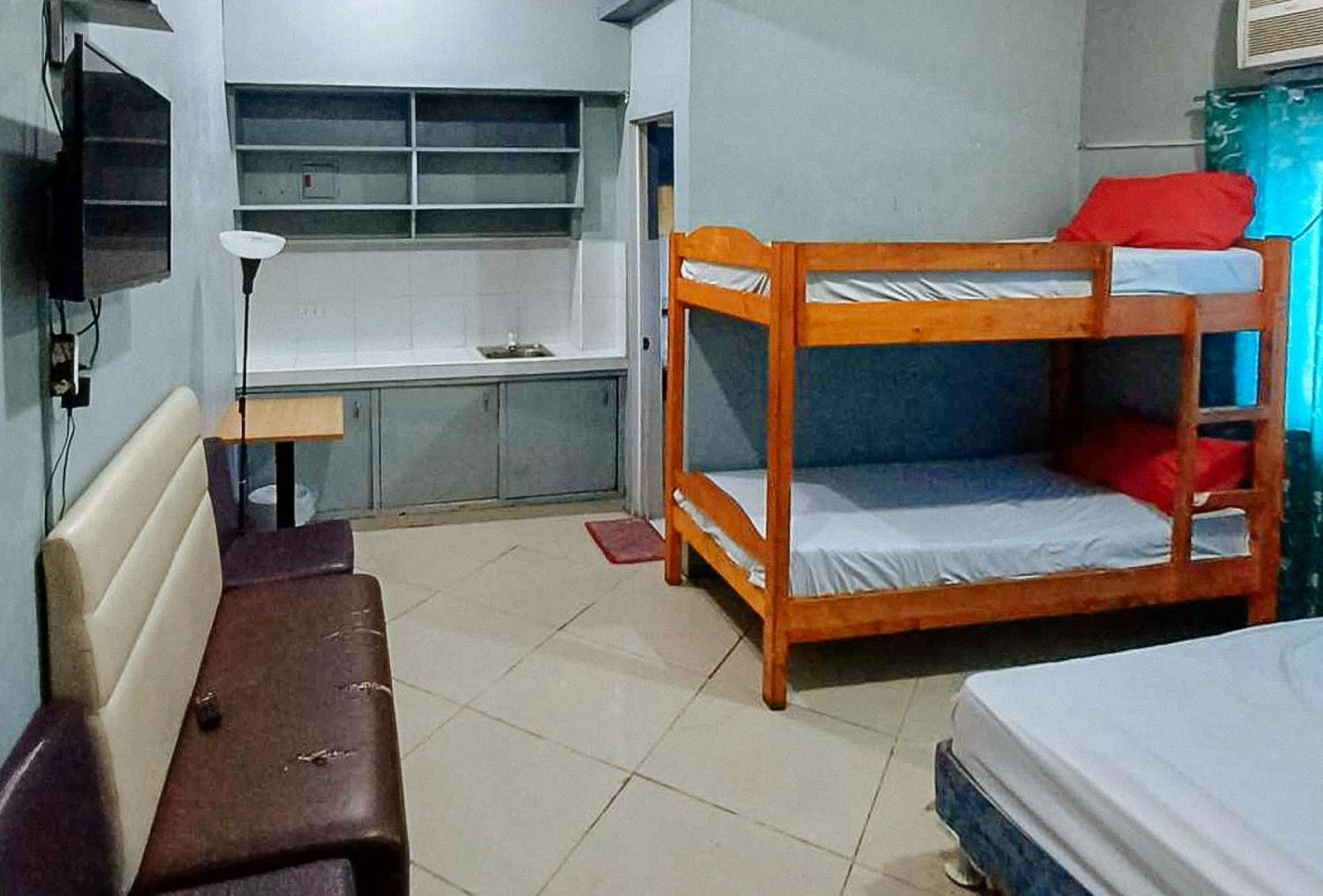 OYO 490 V-cat Apartelle Manila Exterior foto